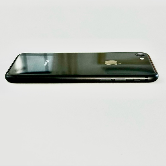 iPhone 8 - 64GB - Space Gray - Model A1905 with original NEW Earbuds - Picture 8 of 12